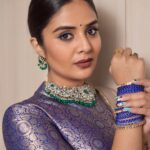 Sreemukhi Instagram - 💙✨ Outfit @gummadidalashashi.label Jewellery @karnikajewelshyd Bangles @pretty.jewelbox Make up @nookesh.malla Hair @mahesh_ravulapalli PC @chinthuu_klicks #sreemukhi #sarees