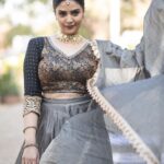 Sreemukhi Instagram - Happy Sunday loves! 🖤✨ Styling @greeshma_krishna.k Outfit @pattusareeswholesale Jewellery @pretty.jewelbox Make up @nookesh.malla Hair @mahesh_ravulapalli PC @chinthuu_klicks #sreemukhi #happysunday #styledbygkk