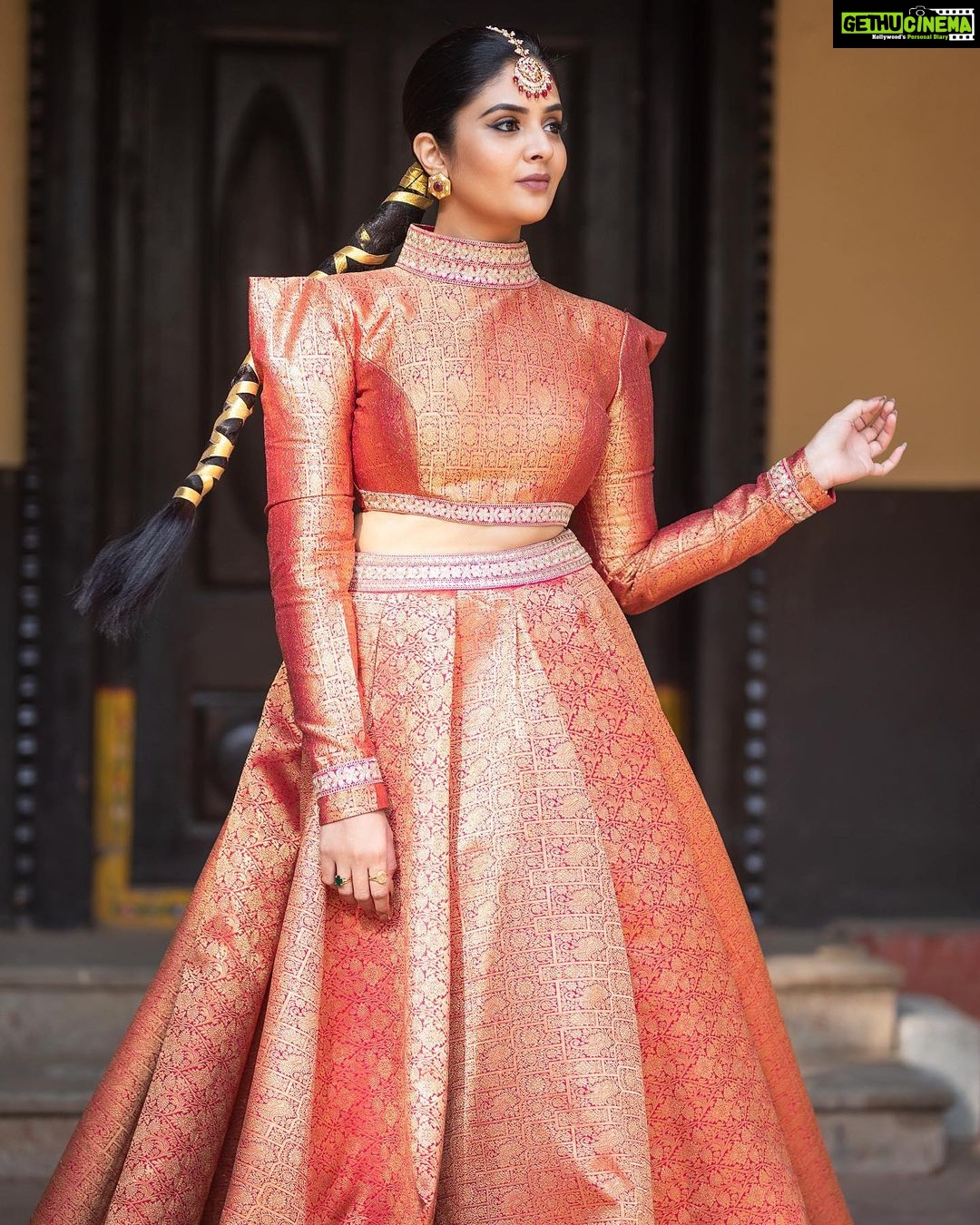 Sreemukhi Instagram - Aadivaaram with star maa parivaaram! ✨ On @starmaa every Sunday at 11 am! ✨ Styled by @greeshma_krishna.k Outfit @gummadidalashashi.label Accessories @houseofqc PC @chinthuu_klicks Make up @nookesh.malla Hair @mahi_brand_ #sreemukhi #starmaa #aadivaaramwithstarmaaparivaaram #styledbygkk