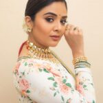 Sreemukhi Instagram - Aadivaaram with star maa parivaaram! ✨ On @starmaa every Sunday at 11 am! ✨ Styled by @greeshma_krishna.k Outfit @riya_designing_studio Accessories @karnikajewelshyd & @yuvi_collections PC @chinthuu_klicks Make up @nookesh.malla Hair @mahi_brand_ #sreemukhi #starmaa #aadivaaramwithstarmaaparivaaram #styledbygkk