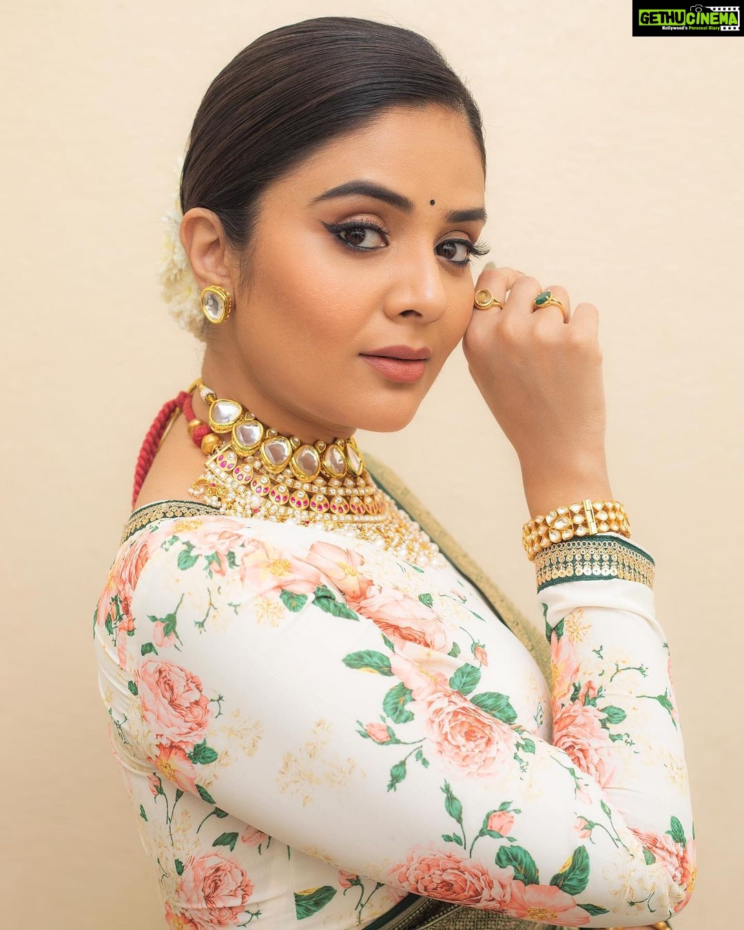 Sreemukhi Instagram - Aadivaaram with star maa parivaaram! ✨ On @starmaa every Sunday at 11 am! ✨ Styled by @greeshma_krishna.k Outfit @riya_designing_studio Accessories @karnikajewelshyd & @yuvi_collections PC @chinthuu_klicks Make up @nookesh.malla Hair @mahi_brand_ #sreemukhi #starmaa #aadivaaramwithstarmaaparivaaram #styledbygkk