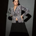 Sreemukhi Instagram – Black n whites! 🖤🤍✨

Styled by @greeshma_krishna.k 
Style team @stephen_styles_ 
Outfit @myshadesignerstudio 
Makeup  @nookesh.malla 
Hair  @mahi_ravulapalli
PC  @chinthuu_klicks 

#sreemukhi #throwback #blackandwhite 
#styledbygkk