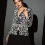 Sreemukhi Instagram – Black n whites! 🖤🤍✨

Styled by @greeshma_krishna.k 
Style team @stephen_styles_ 
Outfit @myshadesignerstudio 
Makeup  @nookesh.malla 
Hair  @mahi_ravulapalli
PC  @chinthuu_klicks 

#sreemukhi #throwback #blackandwhite 
#styledbygkk