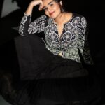 Sreemukhi Instagram – Black n whites! 🖤🤍✨

Styled by @greeshma_krishna.k 
Style team @stephen_styles_ 
Outfit @myshadesignerstudio 
Makeup  @nookesh.malla 
Hair  @mahi_ravulapalli
PC  @chinthuu_klicks 

#sreemukhi #throwback #blackandwhite 
#styledbygkk