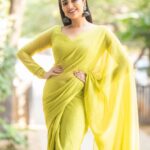 Sreemukhi Instagram - Plain chiffons ✨✨ Saree @gummadidalashashi.label Makeup @nookesh.malla Hair @mahesh_ravulapalli PC @chinthuu_klicks #sreemukhi #sarees
