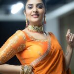 Sreemukhi Instagram - Mr.&Mrs. ✨ On ETV @gnapikaentertainments ✨❤️ Outfit @gummadidalashashi.label Styling @greeshma_krishna.k Jewellery @pretty.jewelbox PC @chinthuu_klicks Makeup @nookesh.malla Hair @mahesh_ravulapalli #sreemukhi #mr&mrs #etv #gnapikaentertainments