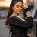 Sreemukhi Instagram - Aadivaaram with star maa parivaaram! ✨ On @starmaa every Sunday at 11 am! ✨ Outfit @gummadidalashashi.label Styled by @greeshma_krishna.k Jewellery @emmadi_silver_jewellery PC @relivevisuals Make up @nookesh.malla Hair @mahesh_ravulapalli #sreemukhi #starmaa #aadivaaramwithstarmaaparivaaram #styledbygkk