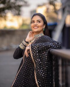 Sreemukhi Instagram - Aadivaaram with star maa parivaaram! ✨ On @starmaa every Sunday at 11 am! ✨ Outfit @gummadidalashashi.label Styled by @greeshma_krishna.k Jewellery @emmadi_silver_jewellery PC @relivevisuals Make up @nookesh.malla Hair @mahesh_ravulapalli #sreemukhi #starmaa #aadivaaramwithstarmaaparivaaram #styledbygkk