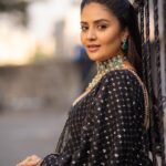 Sreemukhi Instagram - Aadivaaram with star maa parivaaram! ✨ On @starmaa every Sunday at 11 am! ✨ Outfit @gummadidalashashi.label Styled by @greeshma_krishna.k Jewellery @emmadi_silver_jewellery PC @relivevisuals Make up @nookesh.malla Hair @mahesh_ravulapalli #sreemukhi #starmaa #aadivaaramwithstarmaaparivaaram #styledbygkk