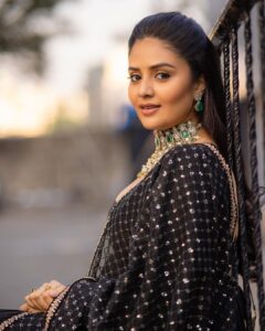 Sreemukhi Instagram - Aadivaaram with star maa parivaaram! ✨ On @starmaa every Sunday at 11 am! ✨ Outfit @gummadidalashashi.label Styled by @greeshma_krishna.k Jewellery @emmadi_silver_jewellery PC @relivevisuals Make up @nookesh.malla Hair @mahesh_ravulapalli #sreemukhi #starmaa #aadivaaramwithstarmaaparivaaram #styledbygkk