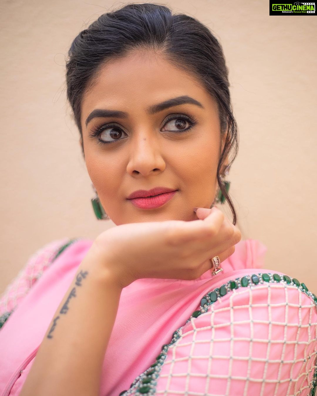 Sreemukhi Instagram - Aadivaaram with star maa parivaaram! ✨ On @starmaa every Sunday at 11 am! ✨ Styled by @greeshma_krishna.k Style team @stephen_styles_ Outfit - @pinkpetalsdesignhouse Earrings- @houseofqc PC @chinthuu_klicks Makeup @nookesh.malla Hair @mahesh_ravulapalli #sreemukhi #starmaa #aadivaaramwithstarmaaparivaaram #styledbygkk