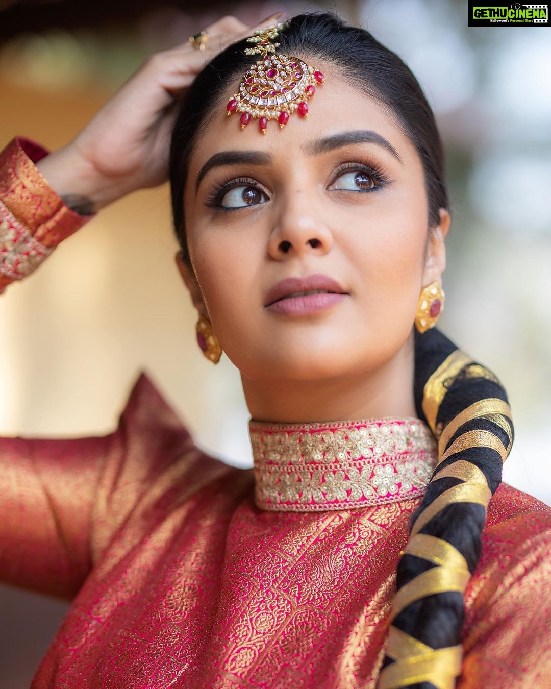 Sreemukhi Instagram - Aadivaaram with star maa parivaaram! ✨ On @starmaa every Sunday at 11 am! ✨ Styled by @greeshma_krishna.k Outfit @gummadidalashashi.label Accessories @houseofqc PC @chinthuu_klicks Make up @nookesh.malla Hair @mahi_brand_ #sreemukhi #starmaa #aadivaaramwithstarmaaparivaaram #styledbygkk