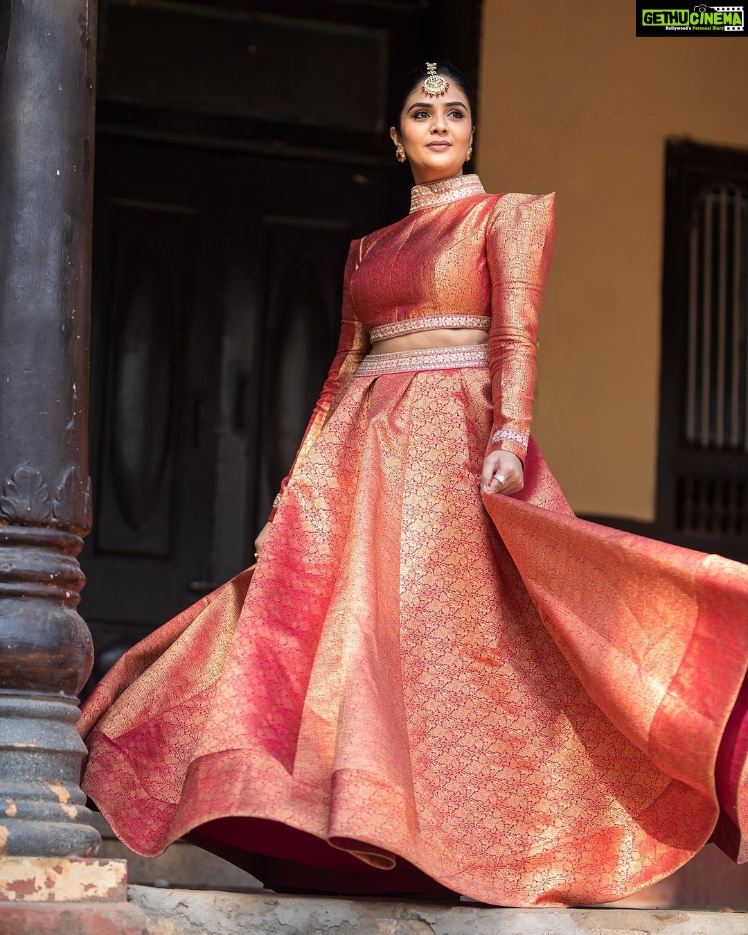 Sreemukhi Instagram - Aadivaaram with star maa parivaaram! ✨ On @starmaa every Sunday at 11 am! ✨ Styled by @greeshma_krishna.k Outfit @gummadidalashashi.label Accessories @houseofqc PC @chinthuu_klicks Make up @nookesh.malla Hair @mahi_brand_ #sreemukhi #starmaa #aadivaaramwithstarmaaparivaaram #styledbygkk