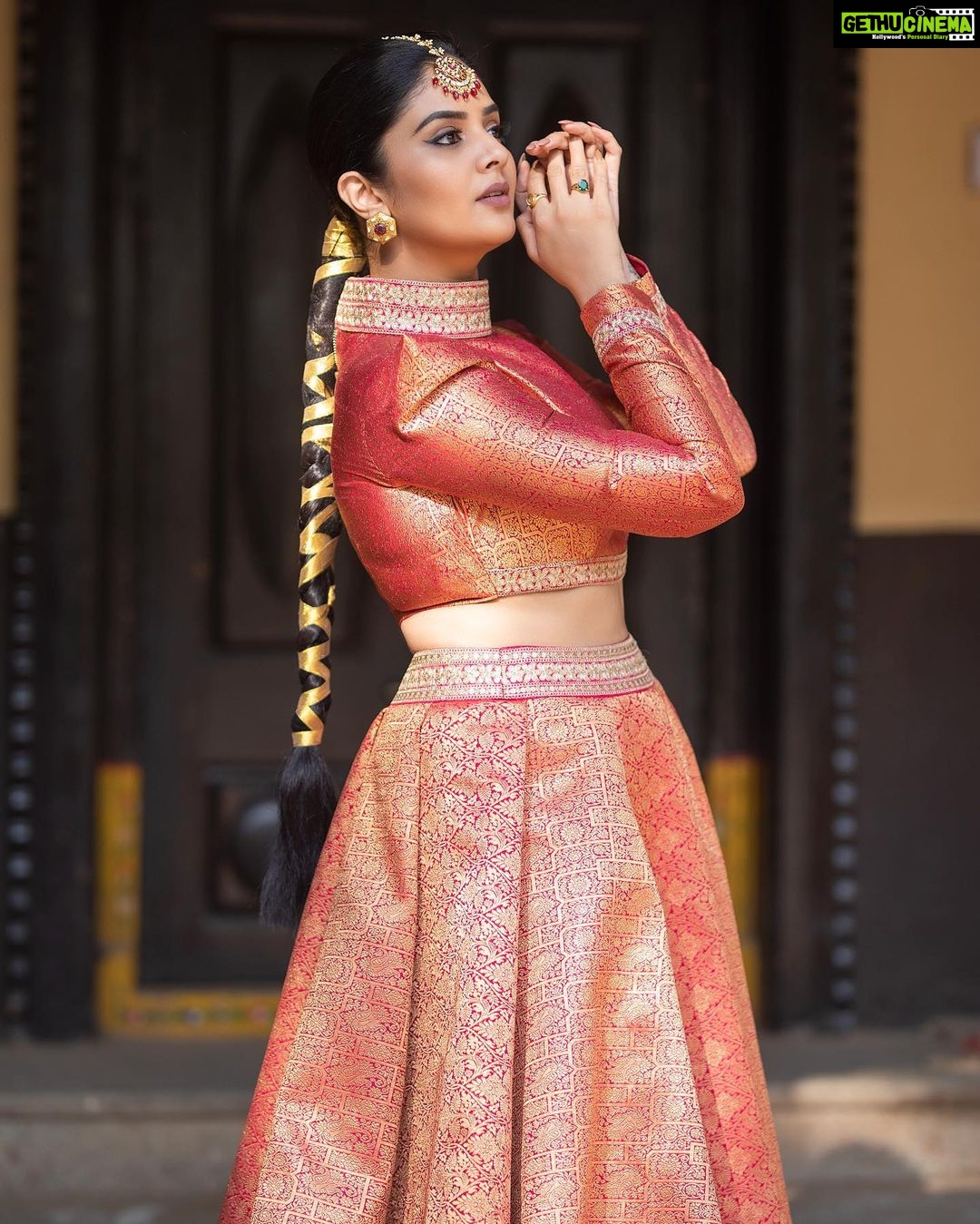 Sreemukhi Instagram - Aadivaaram with star maa parivaaram! ✨ On @starmaa every Sunday at 11 am! ✨ Styled by @greeshma_krishna.k Outfit @gummadidalashashi.label Accessories @houseofqc PC @chinthuu_klicks Make up @nookesh.malla Hair @mahi_brand_ #sreemukhi #starmaa #aadivaaramwithstarmaaparivaaram #styledbygkk