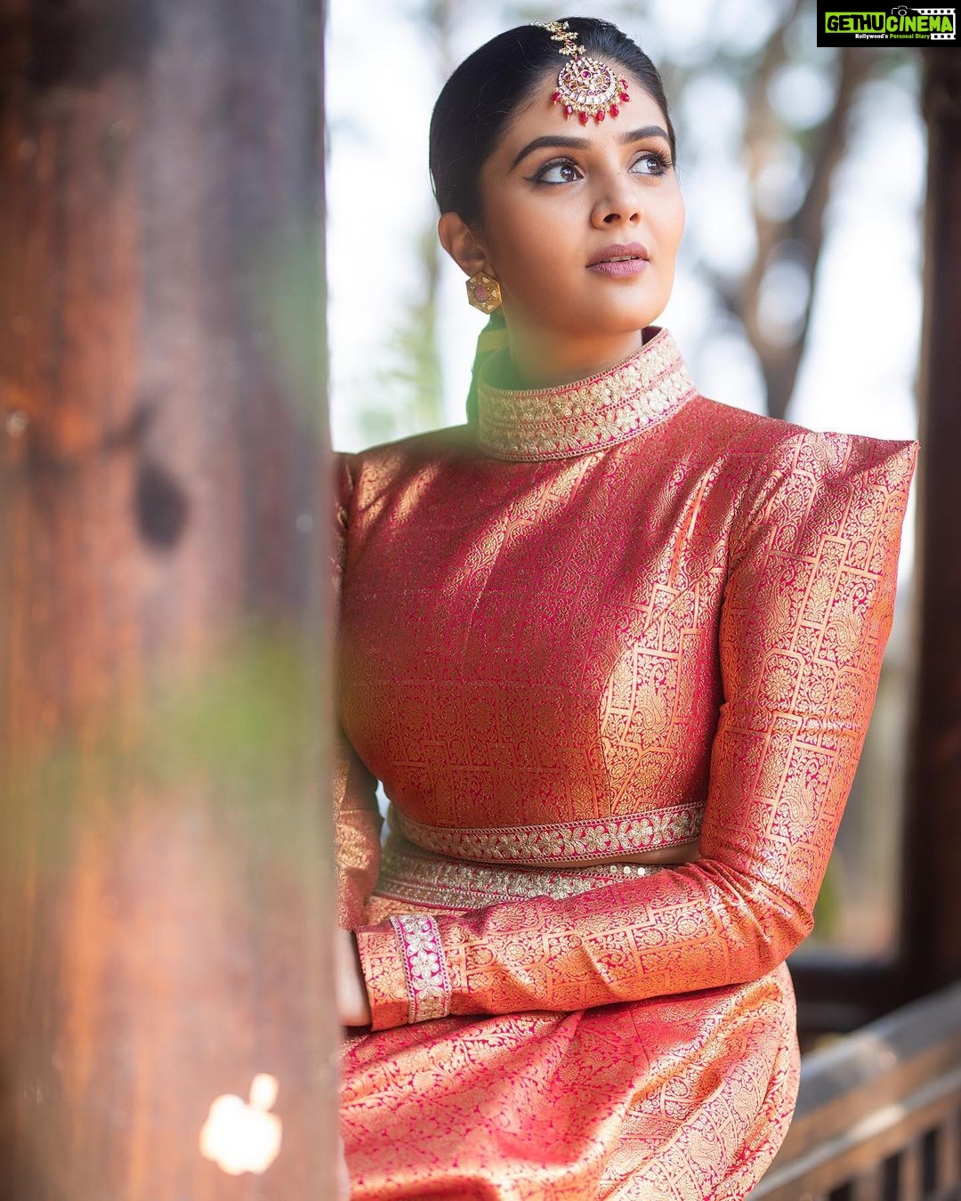 Sreemukhi Instagram - Aadivaaram with star maa parivaaram! ✨ On @starmaa every Sunday at 11 am! ✨ Styled by @greeshma_krishna.k Outfit @gummadidalashashi.label Accessories @houseofqc PC @chinthuu_klicks Make up @nookesh.malla Hair @mahi_brand_ #sreemukhi #starmaa #aadivaaramwithstarmaaparivaaram #styledbygkk