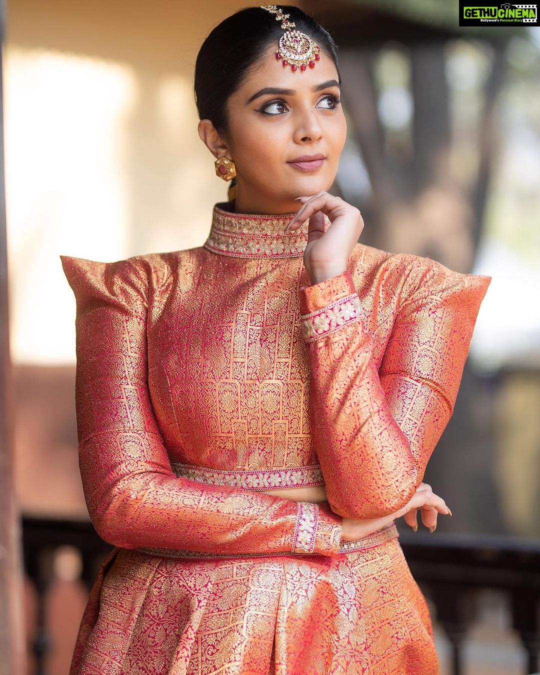 Sreemukhi Instagram - Aadivaaram with star maa parivaaram! ✨ On @starmaa every Sunday at 11 am! ✨ Styled by @greeshma_krishna.k Outfit @gummadidalashashi.label Accessories @houseofqc PC @chinthuu_klicks Make up @nookesh.malla Hair @mahi_brand_ #sreemukhi #starmaa #aadivaaramwithstarmaaparivaaram #styledbygkk