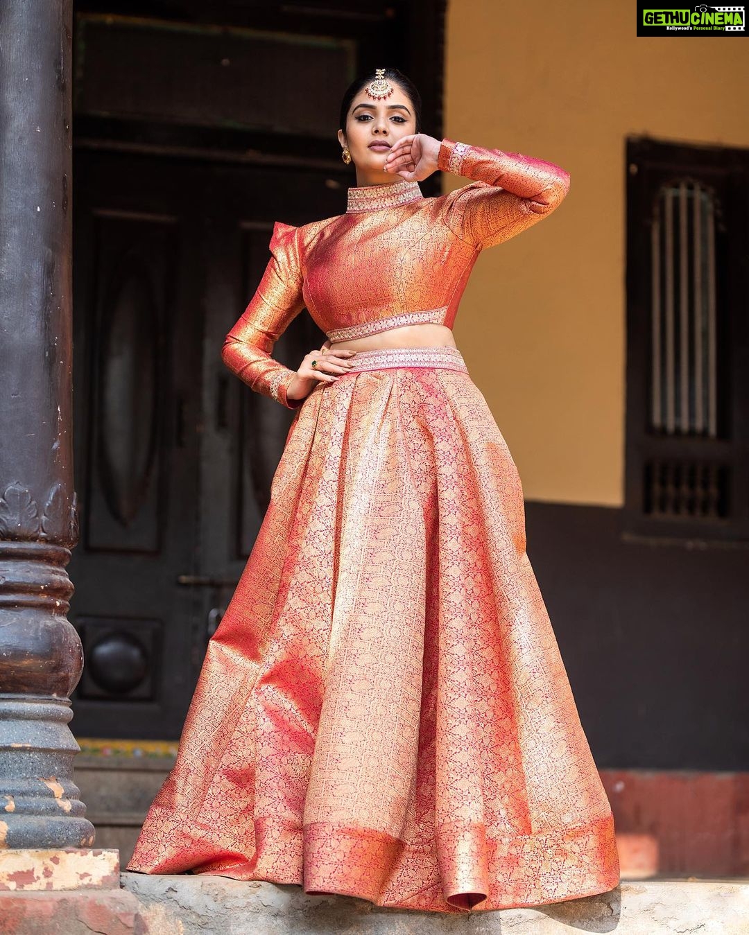 Sreemukhi Instagram - Aadivaaram with star maa parivaaram! ✨ On @starmaa every Sunday at 11 am! ✨ Styled by @greeshma_krishna.k Outfit @gummadidalashashi.label Accessories @houseofqc PC @chinthuu_klicks Make up @nookesh.malla Hair @mahi_brand_ #sreemukhi #starmaa #aadivaaramwithstarmaaparivaaram #styledbygkk