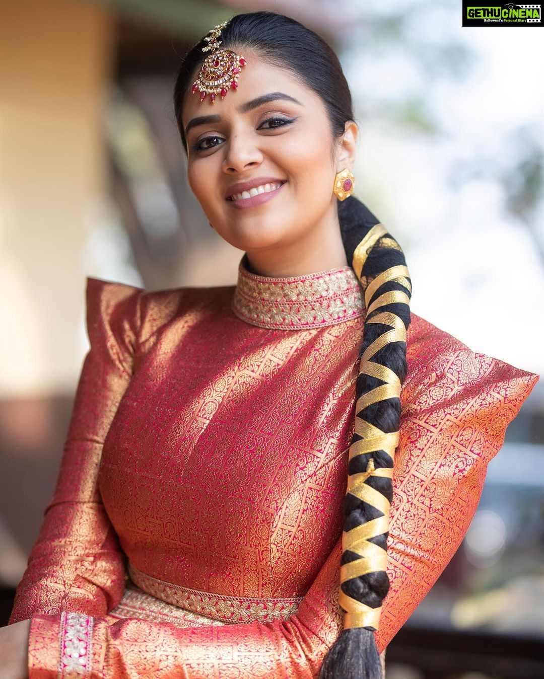 Sreemukhi Instagram - Aadivaaram with star maa parivaaram! ✨ On @starmaa every Sunday at 11 am! ✨ Styled by @greeshma_krishna.k Outfit @gummadidalashashi.label Accessories @houseofqc PC @chinthuu_klicks Make up @nookesh.malla Hair @mahi_brand_ #sreemukhi #starmaa #aadivaaramwithstarmaaparivaaram #styledbygkk