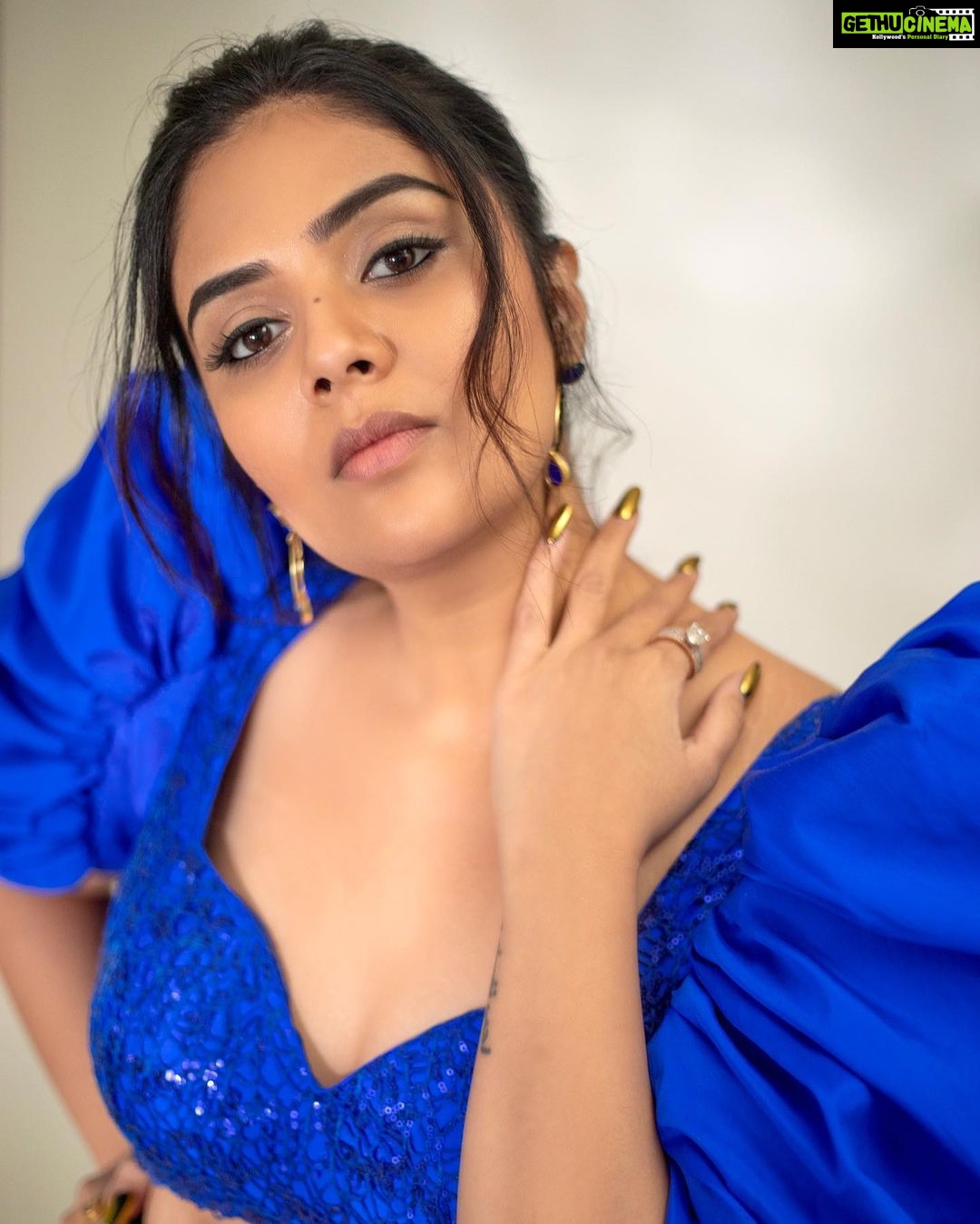 Sreemukhi Instagram - Out of blue?! ๐คจ No blue it up!!! ๐โจ๐ Styled by - @greeshma_krishna.k Style team - @stephen_styles_ Outfit - @abhignaakepati Earrings - @thetrinkaholic PC @chinthuu_klicks Make up @nookesh.malla Hair @mahi_brand_ #sreemukhi #blues #styledbygkk