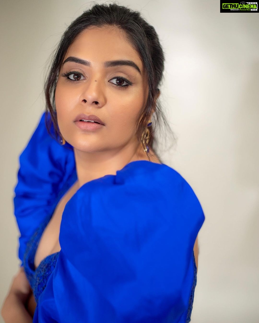 Sreemukhi Instagram - Out of blue?! ๐คจ No blue it up!!! ๐โจ๐ Styled by - @greeshma_krishna.k Style team - @stephen_styles_ Outfit - @abhignaakepati Earrings - @thetrinkaholic PC @chinthuu_klicks Make up @nookesh.malla Hair @mahi_brand_ #sreemukhi #blues #styledbygkk