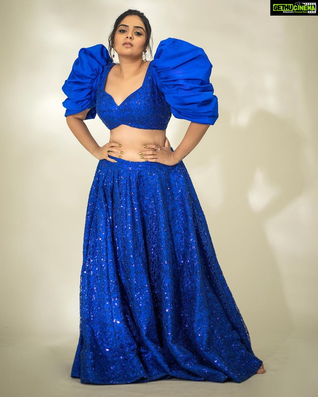 Sreemukhi Instagram - Out of blue?! ๐คจ No blue it up!!! ๐โจ๐ Styled by - @greeshma_krishna.k Style team - @stephen_styles_ Outfit - @abhignaakepati Earrings - @thetrinkaholic PC @chinthuu_klicks Make up @nookesh.malla Hair @mahi_brand_ #sreemukhi #blues #styledbygkk