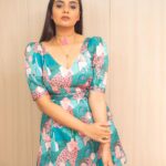 Sreemukhi Instagram - Mr.&Mrs. ✨ On ETV @gnapikaentertainments ✨❤️ Styling @greeshma_krishna.k Outfit @gummadidalashashi.label PC @chinthuu_klicks Makeup @nookesh.malla Hair @mahi_brand_ #sreemukhi #mr.&mrs #etv #gnapikaentertainments #styledbygkk