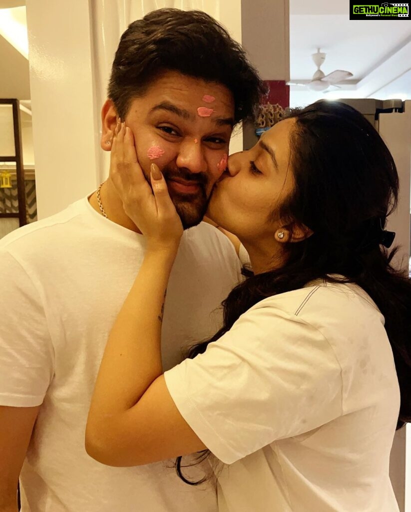 Sreemukhi Instagram - Happy Birthday Thampri @sushruth 😍😘 I love you the most ❤️ Hence I twin with you! 🤪😝 Kisses! Hugs! Love! 🧿 #sushruth #happybirthday #iloveyou