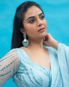 Sreemukhi Instagram - Mr.&Mrs. ✨
On ETV @gnapikaentertainments ✨❤️

Outfit @gummadidalashashi.label 
PC @chinthuu_klicks 
Makeup @nookesh.malla 
Hair @mahi_brand_ 

#sreemukhi #mr.&mrs #etv #gnapikaentertainments