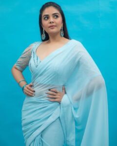 Sreemukhi Instagram - Mr.&Mrs. ✨
On ETV @gnapikaentertainments ✨❤️

Outfit @gummadidalashashi.label 
PC @chinthuu_klicks 
Makeup @nookesh.malla 
Hair @mahi_brand_ 

#sreemukhi #mr.&mrs #etv #gnapikaentertainments
