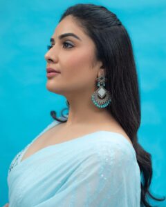 Sreemukhi Instagram - Mr.&Mrs. ✨ On ETV @gnapikaentertainments ✨❤️ Outfit @gummadidalashashi.label PC @chinthuu_klicks Makeup @nookesh.malla Hair @mahi_brand_ #sreemukhi #mr.&mrs #etv #gnapikaentertainments