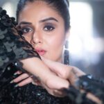 Sreemukhi Instagram - Happy new year! ❤️✨ Aadivaaram with star maa parivaaram! ✨ On @starmaa every Sunday at 11 am! ✨ Styled by @greeshma_krishna.k PC @chinthuu_klicks Make up @nookesh.malla Hair @mahi_brand_ #sreemukhi #starmaa #aadivaaramwithstarmaaparivaaram #styledbygkk