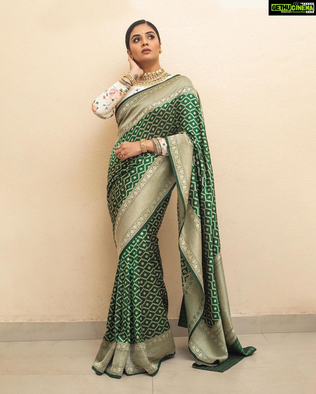 Sreemukhi Instagram - Aadivaaram with star maa parivaaram! ✨ On @starmaa every Sunday at 11 am! ✨ Styled by @greeshma_krishna.k Outfit @riya_designing_studio Accessories @karnikajewelshyd & @yuvi_collections PC @chinthuu_klicks Make up @nookesh.malla Hair @mahi_brand_ #sreemukhi #starmaa #aadivaaramwithstarmaaparivaaram #styledbygkk