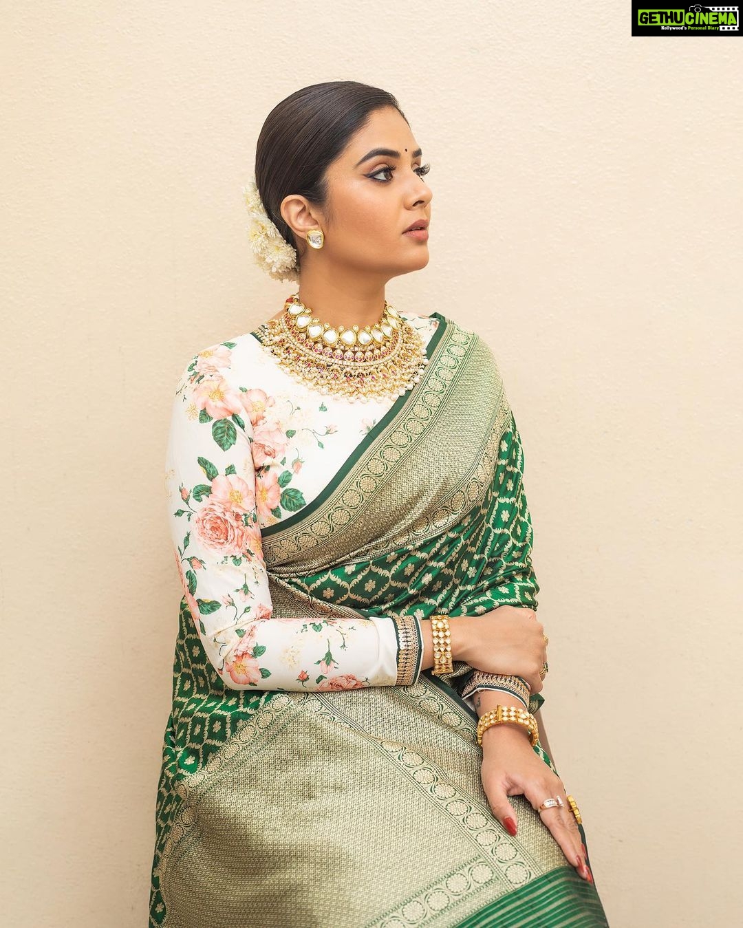 Sreemukhi Instagram - Aadivaaram with star maa parivaaram! ✨ On @starmaa every Sunday at 11 am! ✨ Styled by @greeshma_krishna.k Outfit @riya_designing_studio Accessories @karnikajewelshyd & @yuvi_collections PC @chinthuu_klicks Make up @nookesh.malla Hair @mahi_brand_ #sreemukhi #starmaa #aadivaaramwithstarmaaparivaaram #styledbygkk