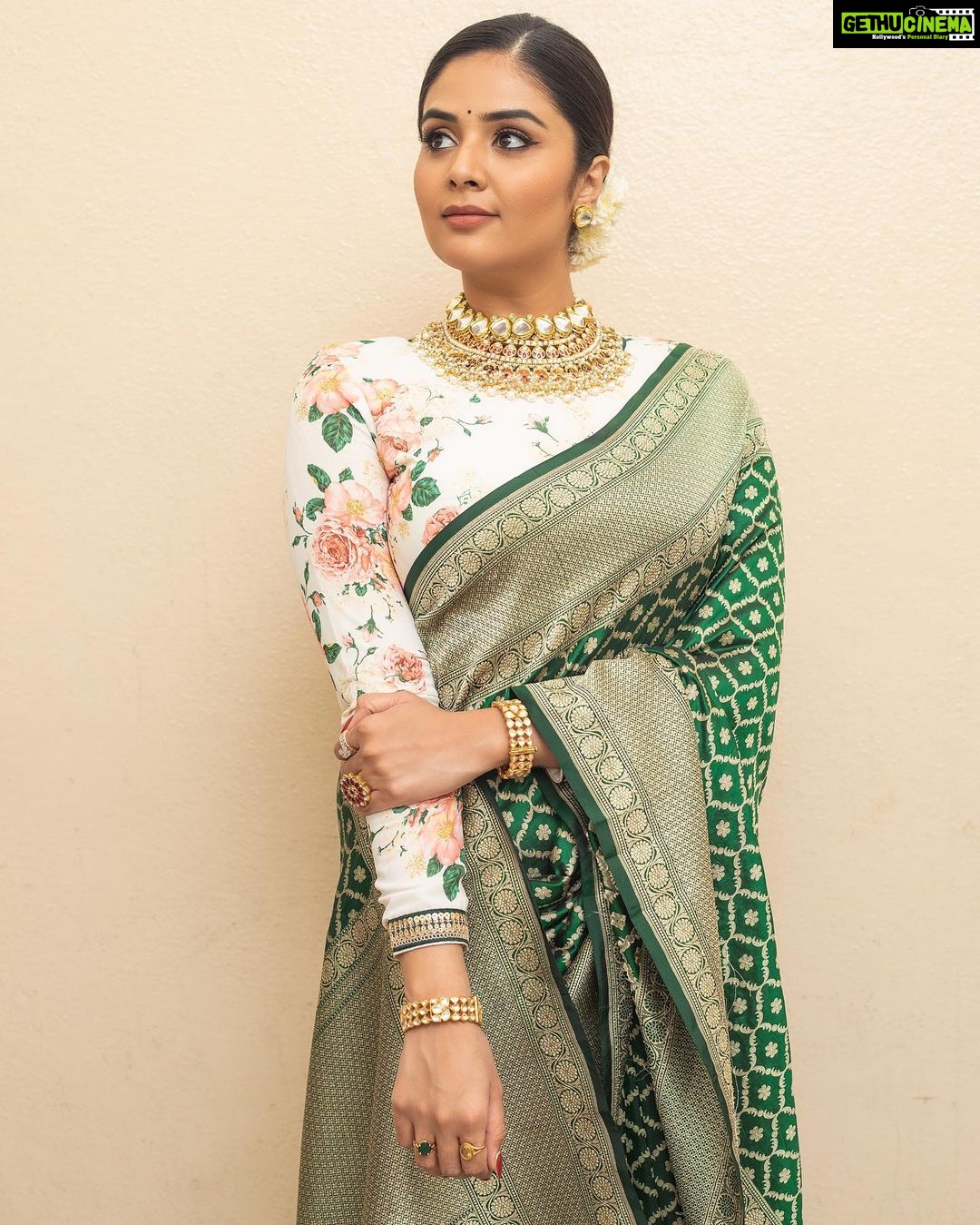 Sreemukhi Instagram - Aadivaaram with star maa parivaaram! ✨ On @starmaa every Sunday at 11 am! ✨ Styled by @greeshma_krishna.k Outfit @riya_designing_studio Accessories @karnikajewelshyd & @yuvi_collections PC @chinthuu_klicks Make up @nookesh.malla Hair @mahi_brand_ #sreemukhi #starmaa #aadivaaramwithstarmaaparivaaram #styledbygkk