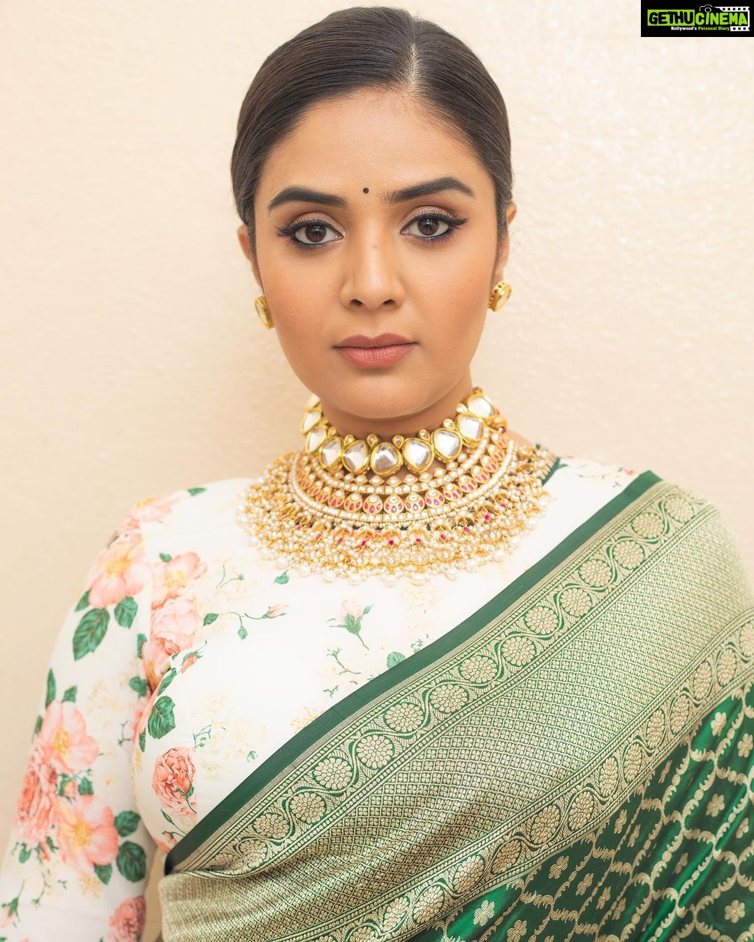 Sreemukhi Instagram - Aadivaaram with star maa parivaaram! ✨ On @starmaa every Sunday at 11 am! ✨ Styled by @greeshma_krishna.k Outfit @riya_designing_studio Accessories @karnikajewelshyd & @yuvi_collections PC @chinthuu_klicks Make up @nookesh.malla Hair @mahi_brand_ #sreemukhi #starmaa #aadivaaramwithstarmaaparivaaram #styledbygkk
