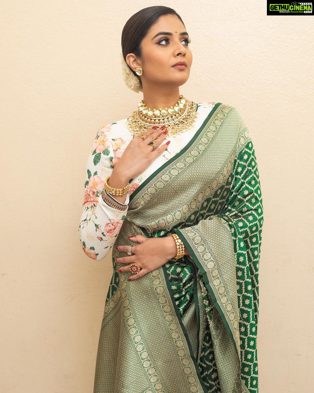 Sreemukhi Instagram - Aadivaaram with star maa parivaaram! ✨ On @starmaa every Sunday at 11 am! ✨ Styled by @greeshma_krishna.k Outfit @riya_designing_studio Accessories @karnikajewelshyd & @yuvi_collections PC @chinthuu_klicks Make up @nookesh.malla Hair @mahi_brand_ #sreemukhi #starmaa #aadivaaramwithstarmaaparivaaram #styledbygkk