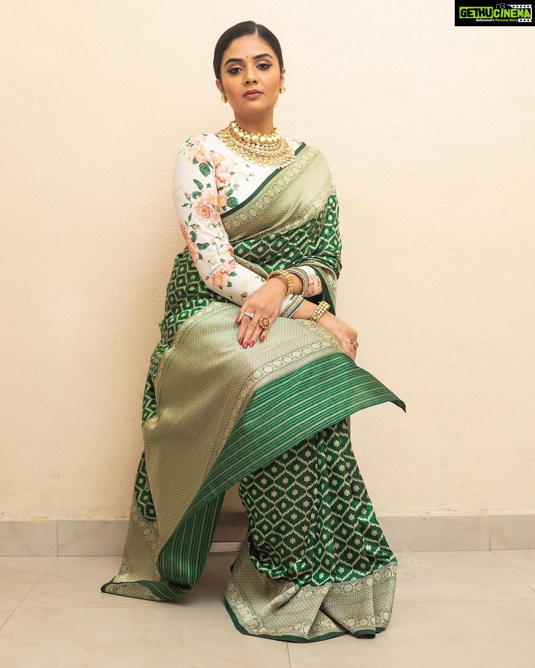 Sreemukhi Instagram - Aadivaaram with star maa parivaaram! ✨ On @starmaa every Sunday at 11 am! ✨ Styled by @greeshma_krishna.k Outfit @riya_designing_studio Accessories @karnikajewelshyd & @yuvi_collections PC @chinthuu_klicks Make up @nookesh.malla Hair @mahi_brand_ #sreemukhi #starmaa #aadivaaramwithstarmaaparivaaram #styledbygkk
