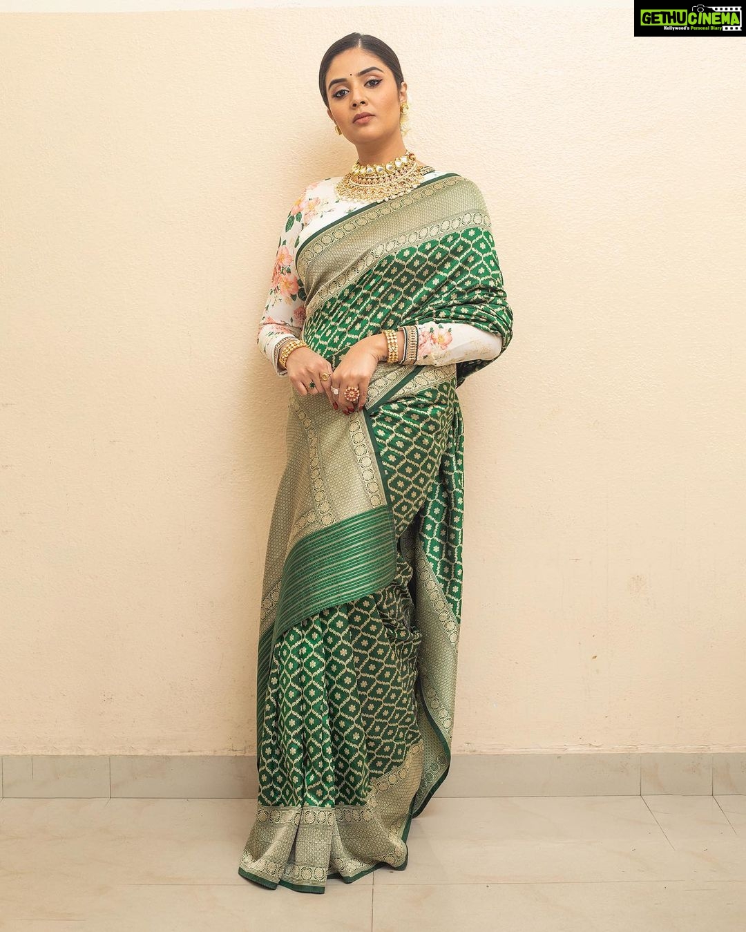 Sreemukhi Instagram - Aadivaaram with star maa parivaaram! ✨ On @starmaa every Sunday at 11 am! ✨ Styled by @greeshma_krishna.k Outfit @riya_designing_studio Accessories @karnikajewelshyd & @yuvi_collections PC @chinthuu_klicks Make up @nookesh.malla Hair @mahi_brand_ #sreemukhi #starmaa #aadivaaramwithstarmaaparivaaram #styledbygkk