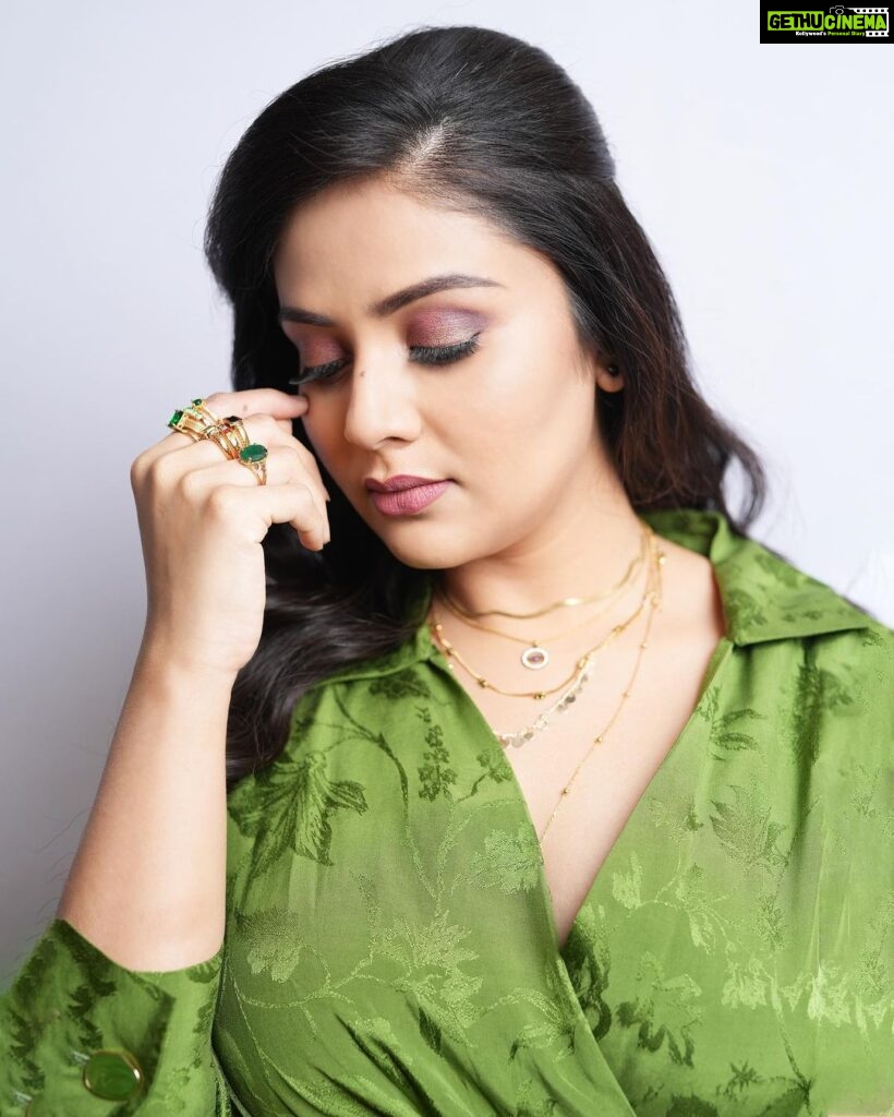 Sreemukhi Instagram - Greens! ✨ Styling @greeshma_krishna.k Jewellery @pra_jewels PC @epics_by_pradeep #sreemukhi