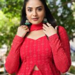 Sreemukhi Instagram - Neethone dance ❤️ Outfit @gummadidalashashi.label Earrings @emmadi_silver_jewellery PC @epics_by_pradeep Make up @nookesh.malla Hair @mahesh_ravulapalli #neethonedance #starmaa #sreemukhi