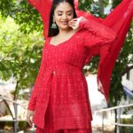 Sreemukhi Instagram - Neethone dance ❤️ Outfit @gummadidalashashi.label Earrings @emmadi_silver_jewellery PC @epics_by_pradeep Make up @nookesh.malla Hair @mahesh_ravulapalli #neethonedance #starmaa #sreemukhi