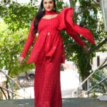 Sreemukhi Instagram - Neethone dance ❤️ Outfit @gummadidalashashi.label Earrings @emmadi_silver_jewellery PC @epics_by_pradeep Make up @nookesh.malla Hair @mahesh_ravulapalli #neethonedance #starmaa #sreemukhi