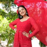Sreemukhi Instagram - Neethone dance ❤️ Outfit @gummadidalashashi.label Earrings @emmadi_silver_jewellery PC @epics_by_pradeep Make up @nookesh.malla Hair @mahesh_ravulapalli #neethonedance #starmaa #sreemukhi