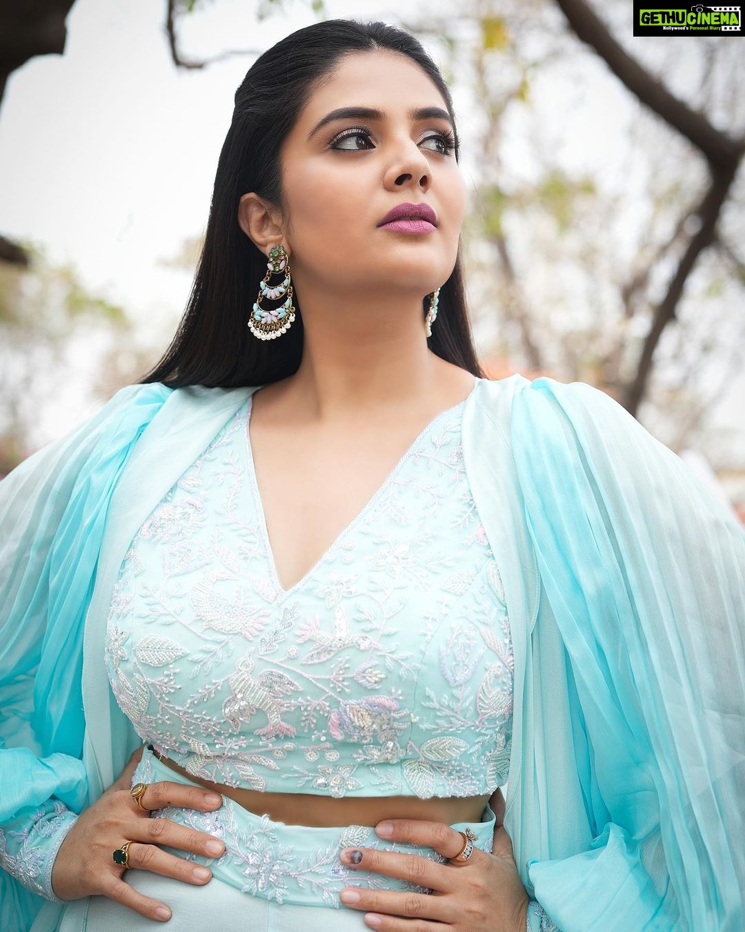 Sreemukhi Instagram - Neethone dance πβ¨ Grand launch at 6PM on @starmaa β¨ Outfit @gummadidalashashi.label Earrings @thetrinkaholic Bracelets @bcos_its_silver PC @epics_by_pradeep Make up @nookesh.malla Hair @mahesh_ravulapalli #neethonedance #starmaa #sreemukhi #grandlaunch