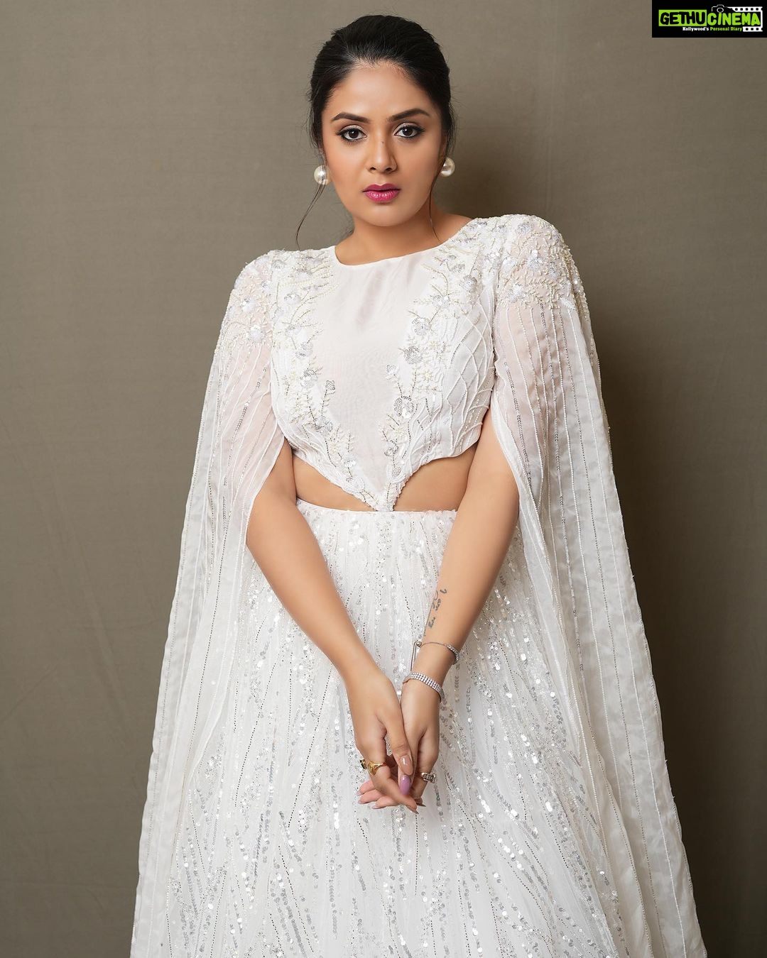 Sreemukhi Instagram - Neethone dance πβ¨ Grand launch at 6PM on @starmaa β¨ Outfit @gummadidalashashi.label Earrings @thetrinkaholic Bracelets @bcos_its_silver PC @epics_by_pradeep Make up @nookesh.malla Hair @mahesh_ravulapalli #neethonedance #starmaa #sreemukhi #grandlaunch