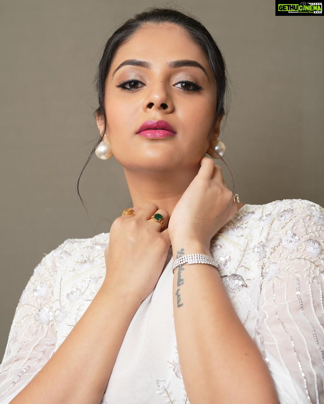 Sreemukhi Instagram - Neethone dance πβ¨ Grand launch at 6PM on @starmaa β¨ Outfit @gummadidalashashi.label Earrings @thetrinkaholic Bracelets @bcos_its_silver PC @epics_by_pradeep Make up @nookesh.malla Hair @mahesh_ravulapalli #neethonedance #starmaa #sreemukhi #grandlaunch