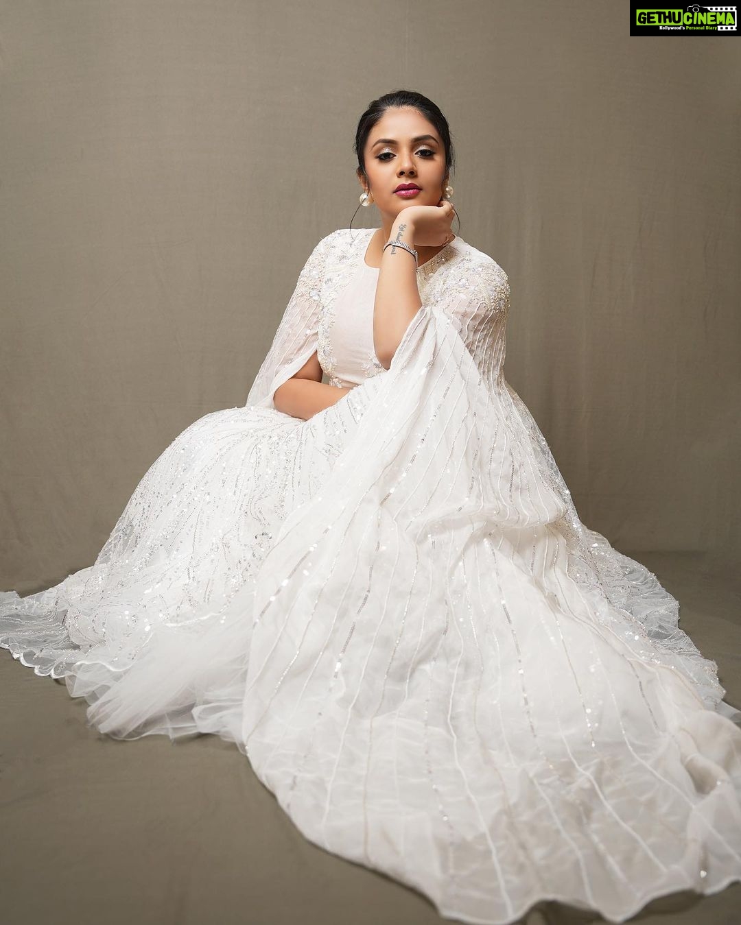 Sreemukhi Instagram - Neethone dance πβ¨ Grand launch at 6PM on @starmaa β¨ Outfit @gummadidalashashi.label Earrings @thetrinkaholic Bracelets @bcos_its_silver PC @epics_by_pradeep Make up @nookesh.malla Hair @mahesh_ravulapalli #neethonedance #starmaa #sreemukhi #grandlaunch