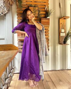 Sreemukhi Instagram - Just a happy me! ❤️🥰🧿 Outfit @sreha_designer_studio ❤️ #sreemukhi #lostinnature #happy