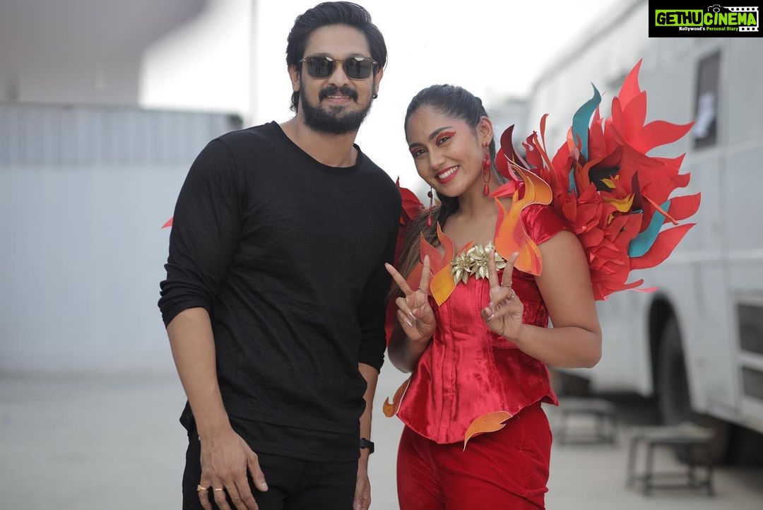 Sreethu Krishnan Instagram - This Gentleman next to me has been so supportive throughout this Journey from the start!!!! Thank you so much Sir for your Support and honest Comments!!!😁 I personally admire you for the Man you are 🤗 Because you know how to treat a WOMEN JUST RIGHT!🤩😍…. @actornakkhul 🔥 keep inspiring us as always ✨ Muah and hairdo @kalps_makeover_artist 😍😍 🥹✨ I’m extremely happy for you de♥️…. 📸 @storiesbysidhu 👌🏻🤗 #superqueen #zeetamil #show #finale #nakkhul #inspiration #judge EVP Film City