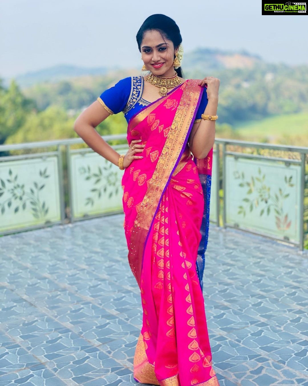 Sreethu Krishnan - 22.8K Likes - šā¦
Jewels @aeindrika_rental_jewellery š„°
#hridhayam #songs #fav #simple #ammaariyathe #aleenapeter #shoot #malayalam #trivandrum